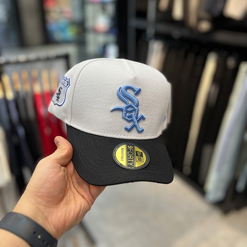 کلاه اسنپ بک نیو ارا (NEWERA SOX SNAPBACK) (تنظیم سایز دار) رنگ سفید مشکی جزییات آبی